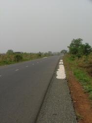 Séchage du manioc sur les bod de route