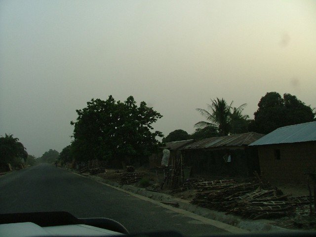 Marchand de bois au bord de la route