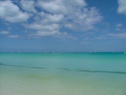 L'immense plage d'Ouvéa couvertes de petits voiliers