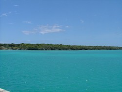 Et la plage se transforme en crique immense