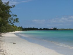 L'église de St Joseph au loin, de l'autre coté après la route, la pointe nord de l'ile d'Ouvéa