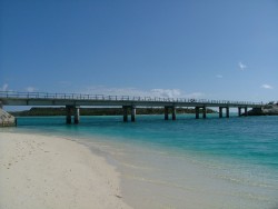 Pont de Mouli qui surplombe la passe de Calédonie - Ouvéa	