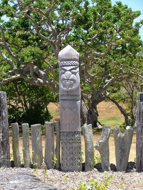 Magnifiques sculptures sur bois, sorte de totems, sur la Baie de Saint Maurice, premier site chrétien de l'Ile des Pins