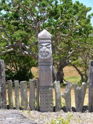 Magnifiques sculptures sur bois, sorte de totems, sur la Baie de Saint Maurice, premier site chrétien de l'Ile des Pins