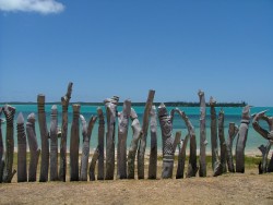 Une véritable palissade de statues de bois sculptées