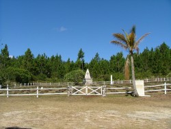 Ici l'enfer a cotoyé le paradis avec un bagne aussi féroce que celui de Cayenne - Cimetière des déportés de la Commune