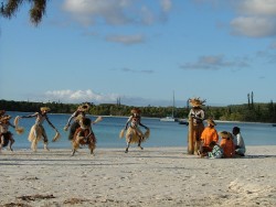 Une troupe de danseurs sur la plage
