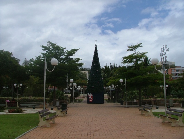La place des Cocotiers de Nouméa décorée pour Noel