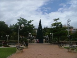 La place des Cocotiers de Nouméa décorée pour Noel