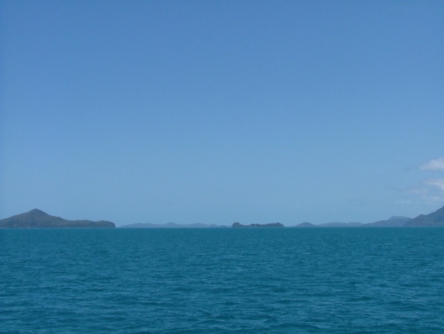Les iles montagneuses se confondent dans la mer