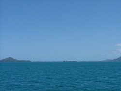 Les iles montagneuses se confondent dans la mer