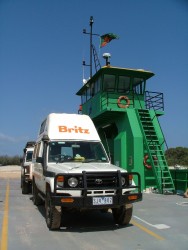 Le Britz de Serge et Jacline, les parents de David,  sur la barge nous menant à Fraser Island