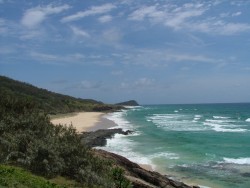 Ici la roche reprend ses droits, on ne peut plus passer par la plage