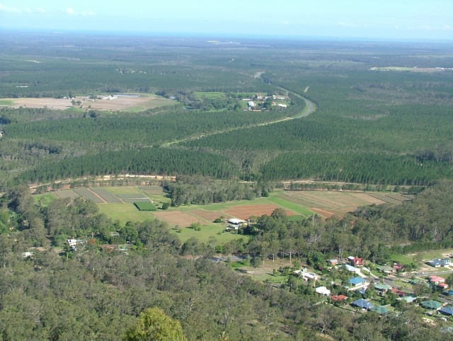 Et de là haut, on distingue facilement les champs cultivés de la forêt