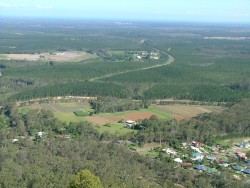 Et de là haut, on distingue facilement les champs cultivés de la forêt