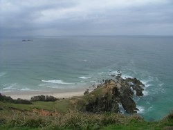 Roches et sables composent la côte