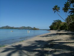 Plages ensoleillées de Nacula, à marée basse
