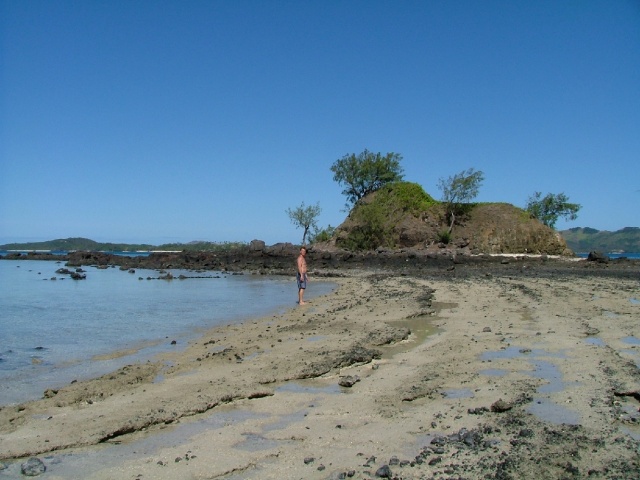 En exploration sur les plages de roches ou de sable blanc de Nacula