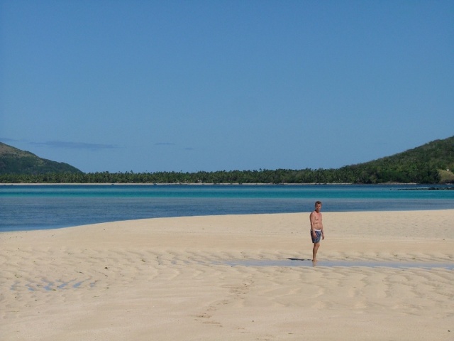 En exploration sur les plages de roches ou de sable blanc de Nacula