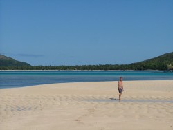En exploration sur les plages de roches ou de sable blanc de Nacula