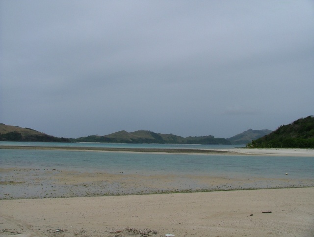 La même vue de l'île, par temps couvert