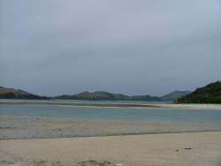 La même vue de l'île, par temps couvert