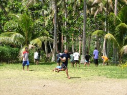 et les garçons s'entrainent pour le rugby