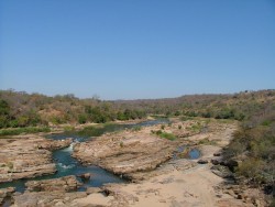 Jolie rivière traversée en chemin