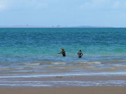 Technique de pêche au lancer à la main depuis le bord