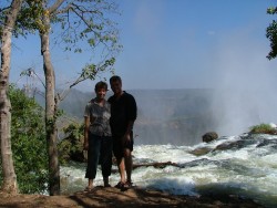 David et Nadine posant juste avant les chutes Victoria