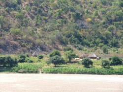 Cases de paysans devant la rivière
