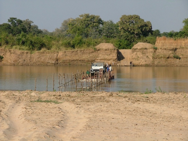 Barge pour traverser la rivière un minimum