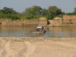Barge pour traverser la rivière un minimum