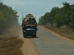 Camion avec son chargement de coton (ou de tabac) et de passagers, croisé à maintes reprises sur la route de l'Est