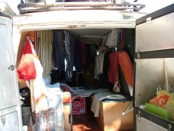 Salon converti en salle de séchage pour le linge
