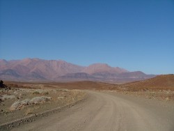 Le terrain se fait de plus en plus rocailleux