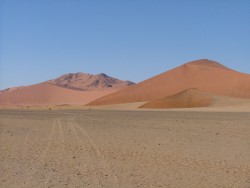 Les célèbres dunes rouges de Sossusvlei changent de couleur à chague rayon de soleil