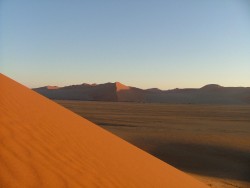 Les célèbres dunes de Sossusvlei, flamboient dans le soleil couchant
