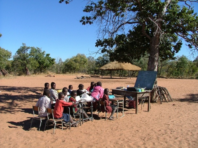 'école du village en plein air, il fait 10 degrés dehors et un vent frigorifiant