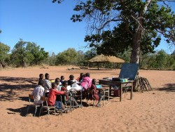 'école du village en plein air, il fait 10 degrés dehors et un vent frigorifiant