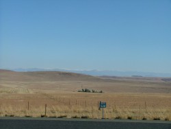 La chaine du Drakensberg aux sommets enneigés en fond de la morne campagne