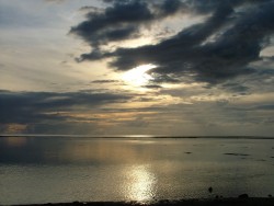 Soleil couchant sur mer argentée