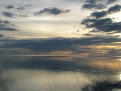 Soleil couchant sur mer argentée