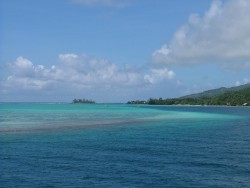 Au loin, le motu Tiahura