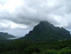 La baie Pao Pao pourtant immense semble bien petite au pied de l'imposante montagne