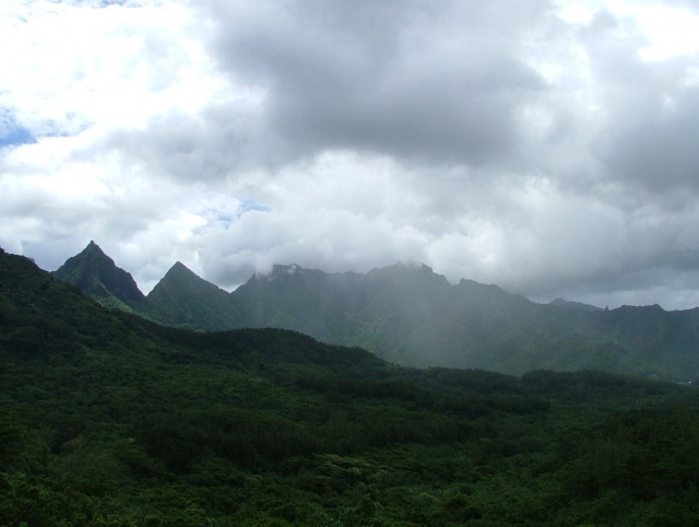 Les nuages s'accrochent souvent aux sommets des montagnes, donnant ainsi une pluie abondante