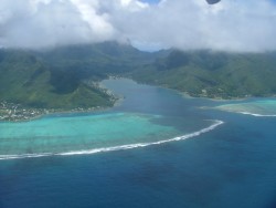 On distingue sans peine la magnifique barrière de corail  	