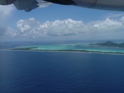 Enfin Bora Bora se dessine au loin
