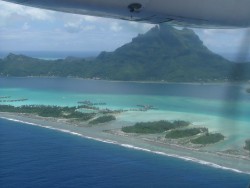 C'est une île volcanique cernée par des motus
