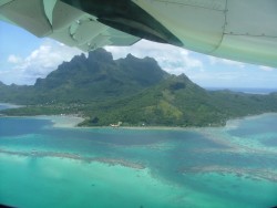 Peu de terrain plat sur l'île, la piste d'atterrissage se trouve sur un motu